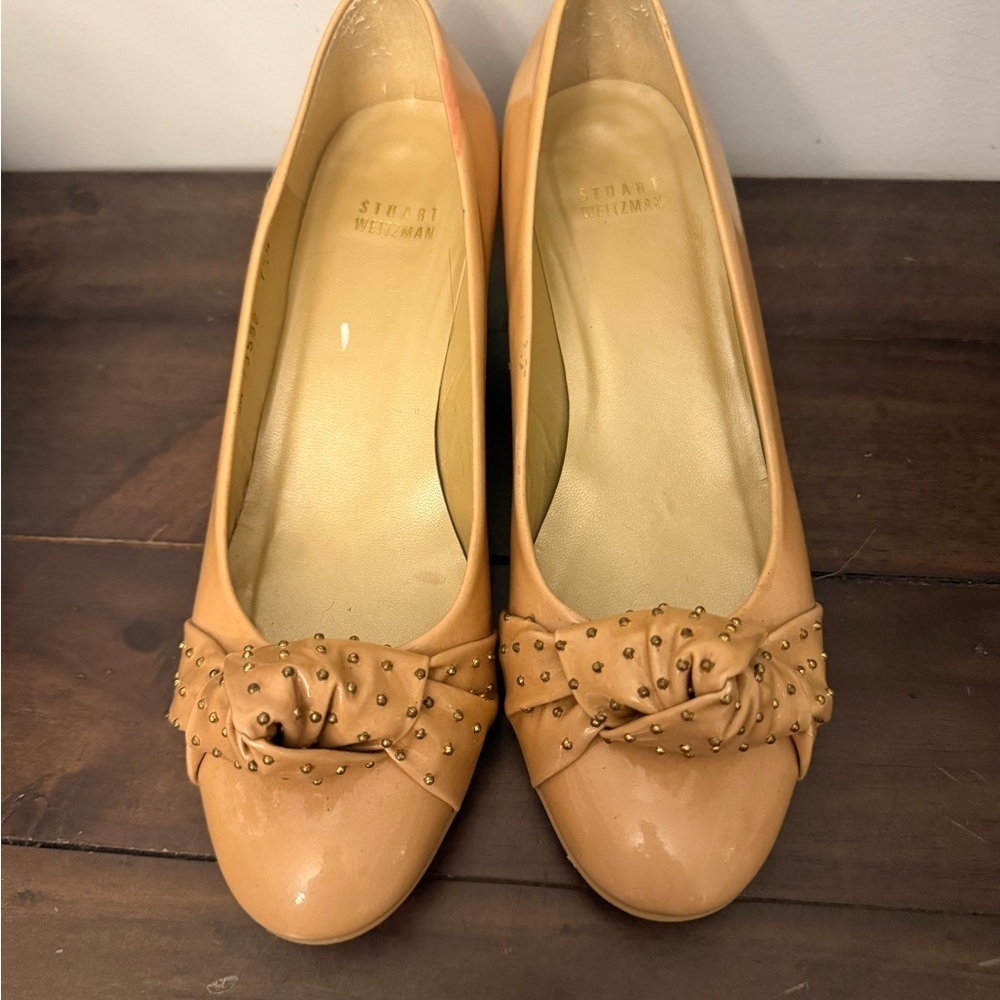 Stuart Weitzman Nude Patent Leather Studded Bow Wedge Pumps – Size 7.5M